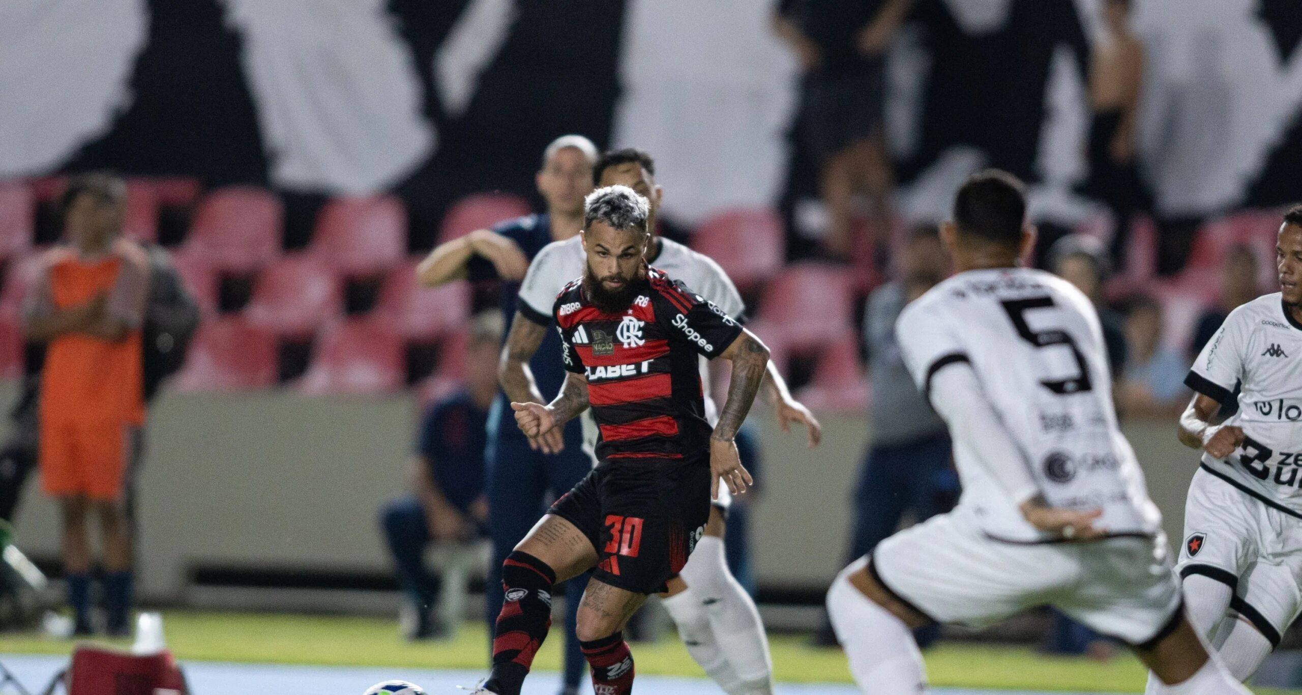 Santos abre conversas com Flamengo por empréstimo de Michael, mas salário e pressão da torcida viram obstáculos - Imagem do artigo original