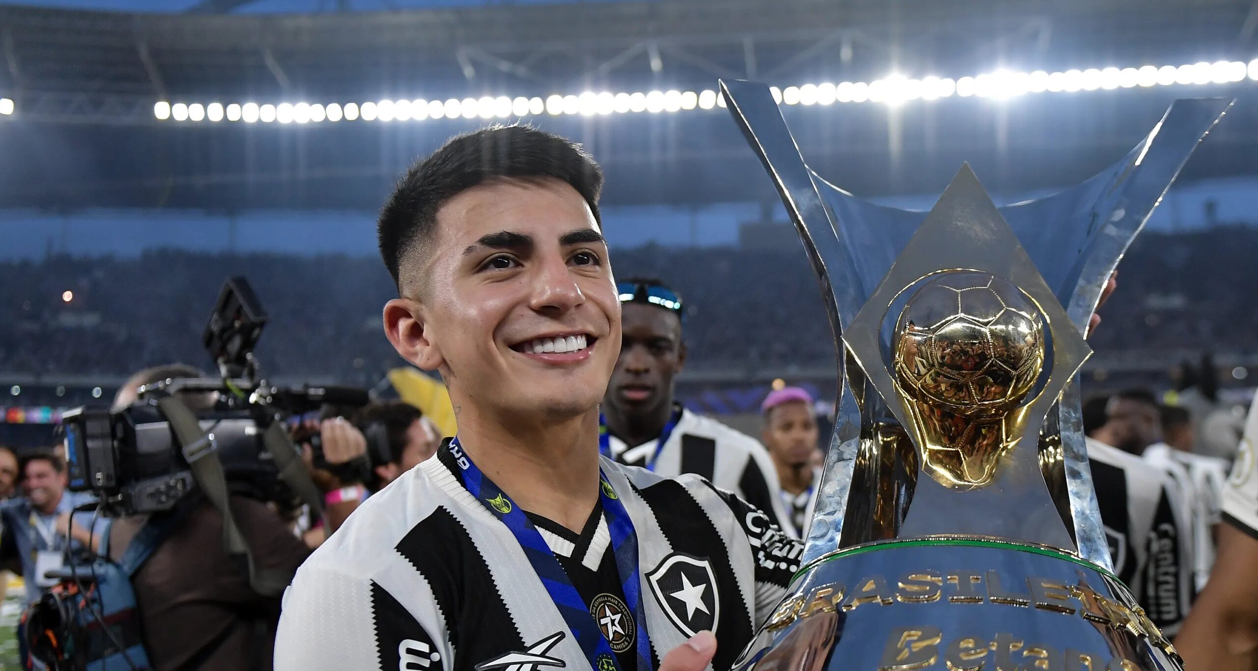 MLS resiste a proposta do Botafogo e impasse mantém transfer ban pelo caso Thiago Almada - Imagem do artigo original
