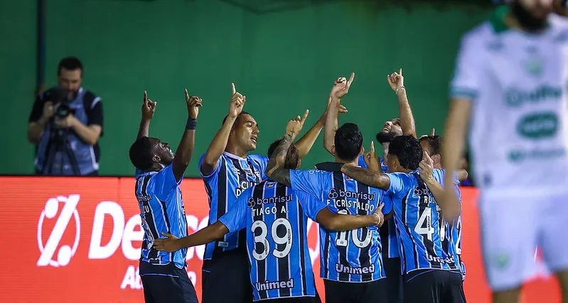 Luís Castro elogia goleada na estreia e evita antecipar novas contratações no Grêmio - Imagem do artigo original