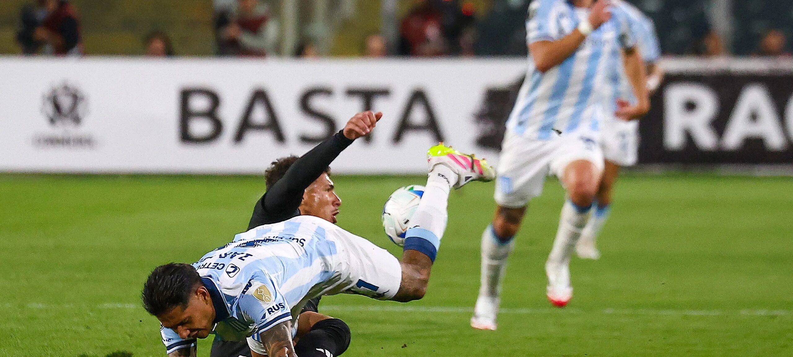 Vasco confirma contratação do uruguaio Alan Saldivia para a zaga de 2026 - Imagem do artigo original