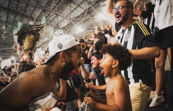 Foto que retrata torcida do Atlético conquista prêmio mundial de fotografia esportiva - Imagem do artigo original