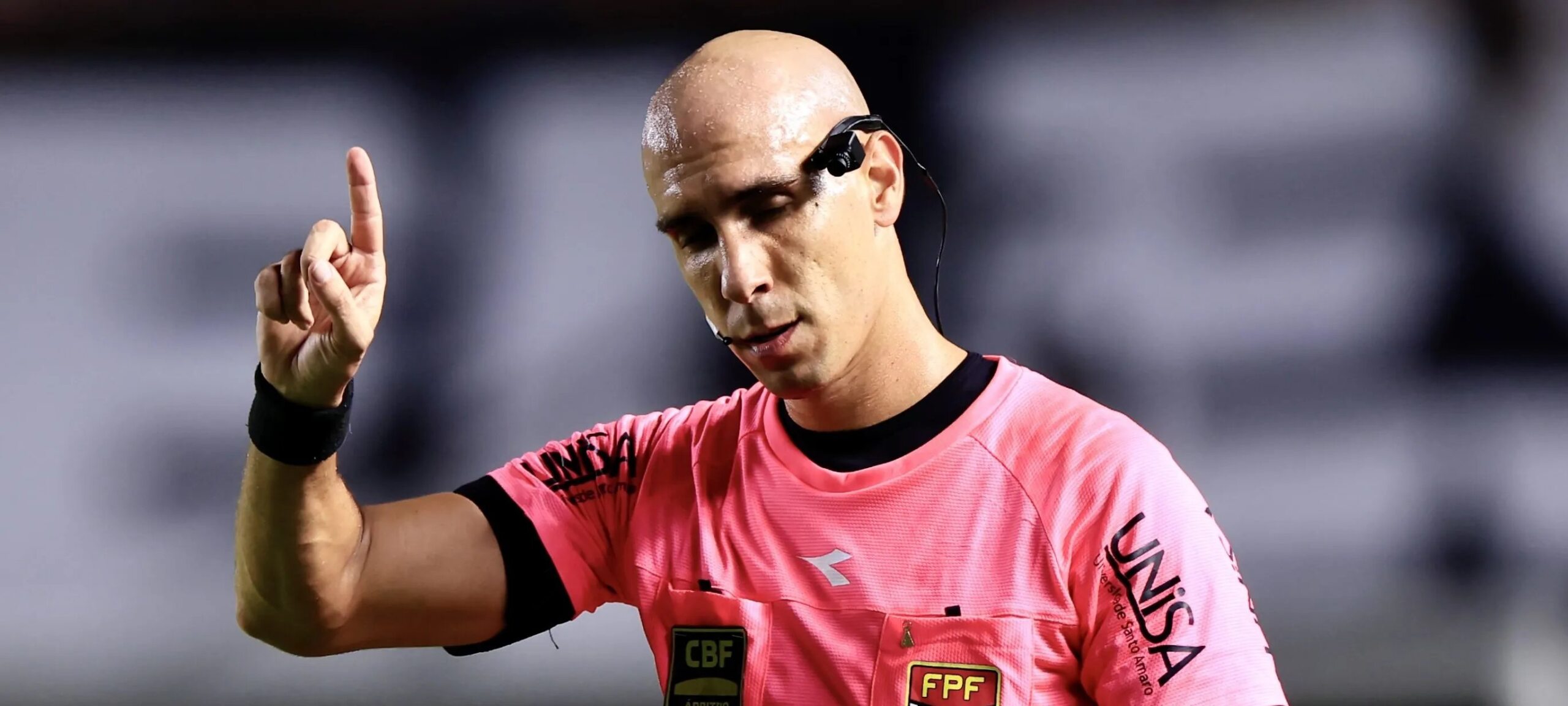 Leitura labial mostra Gabigol acusando árbitro de favorecer o Corinthians - Imagem do artigo original