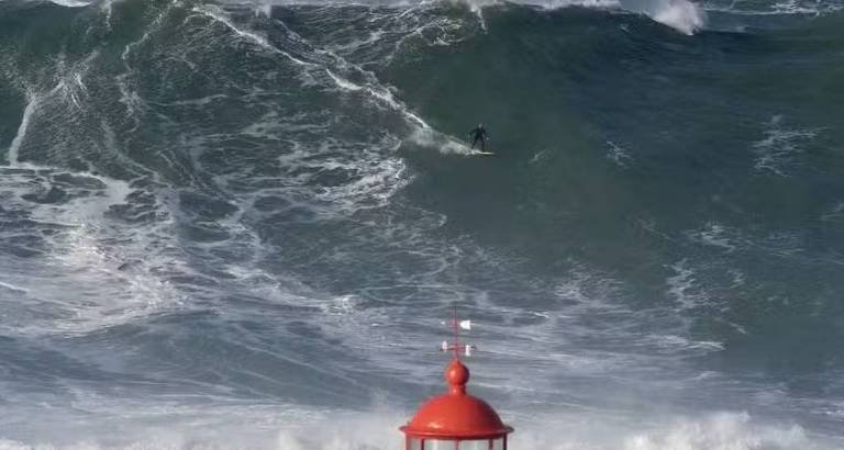 Brasileiro enfrenta onda de 20 m em Nazaré durante tempestade Ingrid - Imagem do artigo original