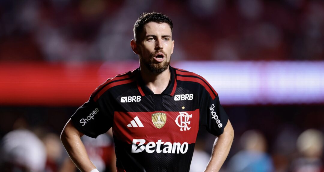 Jorginho é expulso após reclamar de pênalti não marcado em Arrascaeta no fim de São Paulo x Flamengo - Imagem do artigo original