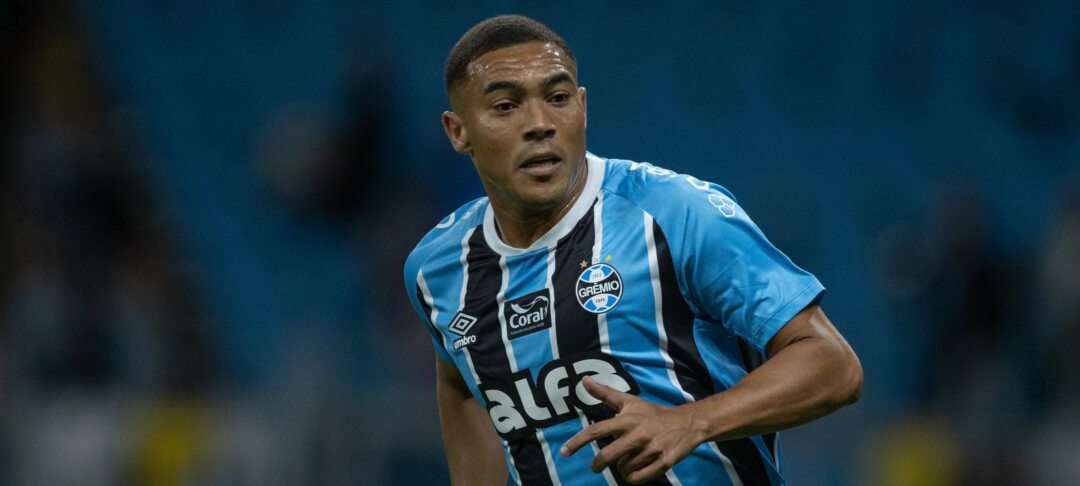 Ancelotti acompanha Fluminense x Grêmio e observa Carlos Vinícius para possível convocação - Imagem do artigo original