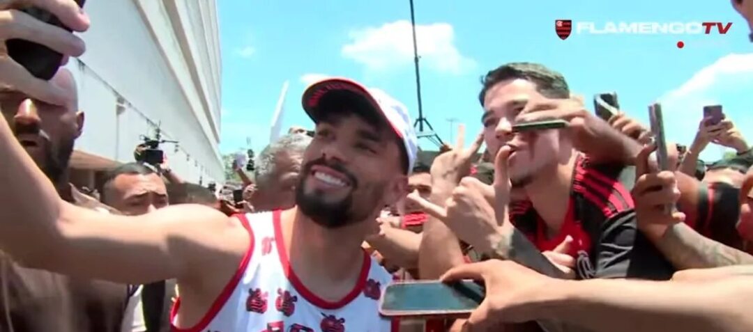 Paquetá desembarca no Rio, faz exames e pode reforçar Flamengo contra o Corinthians - Imagem do artigo original