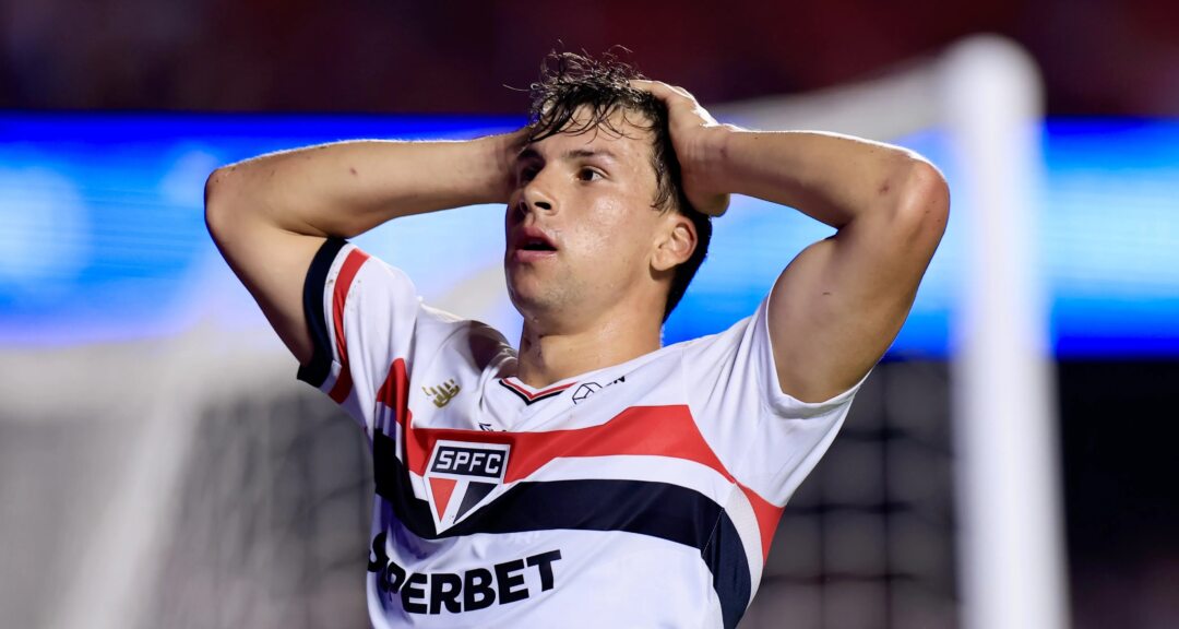 Tapia brilha nos clássicos e ganha espaço com Crespo no São Paulo em 2026 - Imagem do artigo original