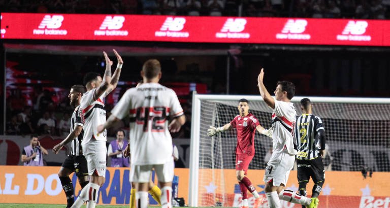São Paulo supera Santos no Morumbi e respira no Paulista - Imagem do artigo original
