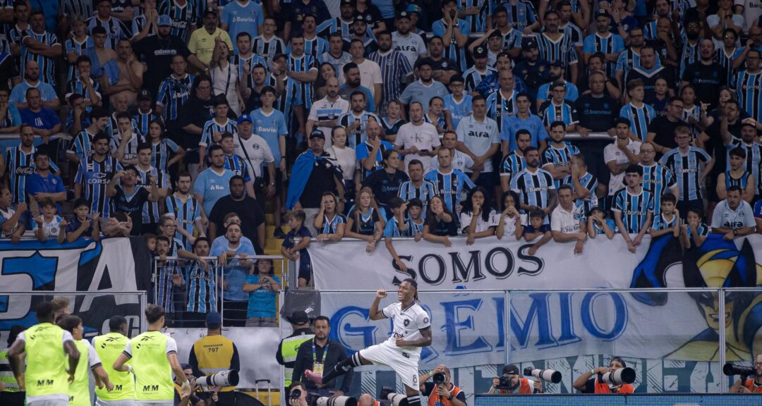Botafogo sofre primeira derrota no Brasileiro; Grêmio vira e faz 5 a 3 em Porto Alegre - Imagem do artigo original
