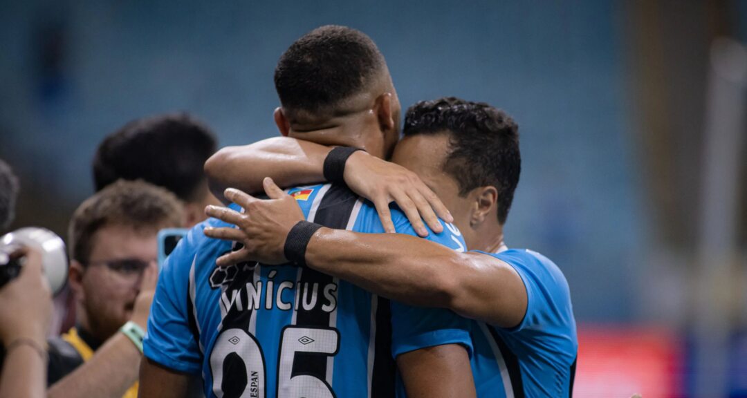 Carlos Vinícius marca três vezes, converte pênalti decisivo e lidera vitória do Grêmio sobre o Botafogo - Imagem do artigo original