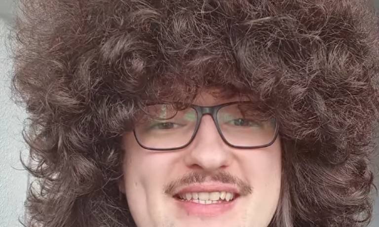 Torcedor do Manchester United completa 16 meses sem cortar o cabelo à espera de cinco vitórias seguidas - Imagem do artigo original