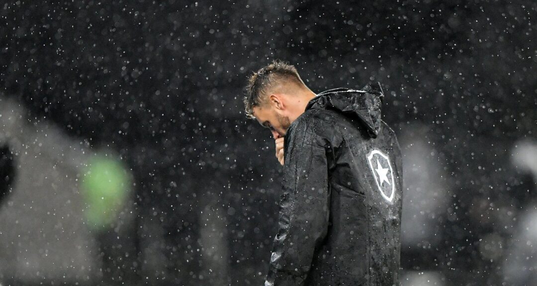 Após sair da lista de sanções da Fifa, Botafogo acelera contratações - Imagem do artigo original