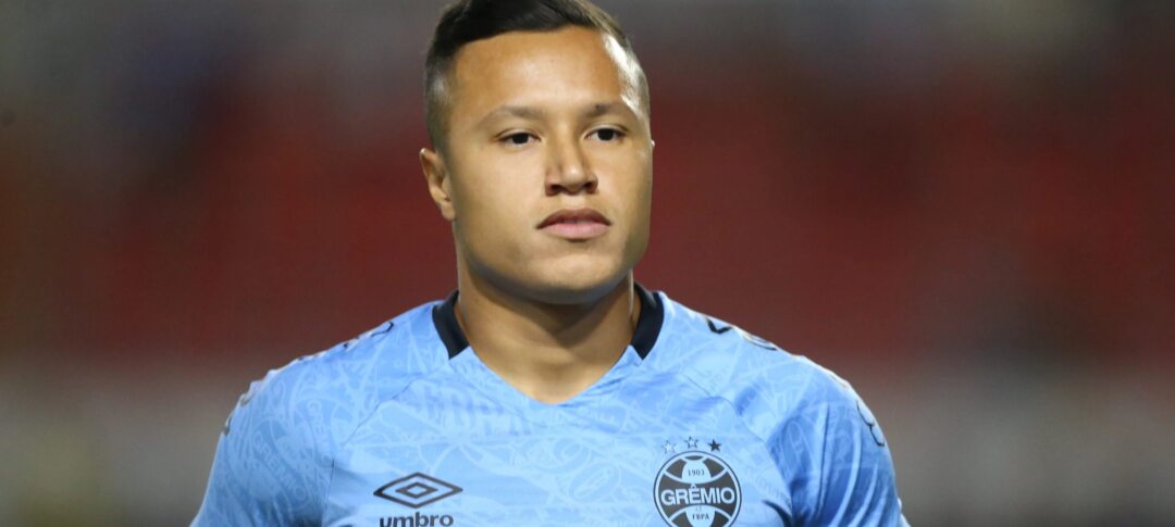 Lateral Marlon procura funcionário atingido em Gre-Nal e põe fim a polêmica - Imagem do artigo original