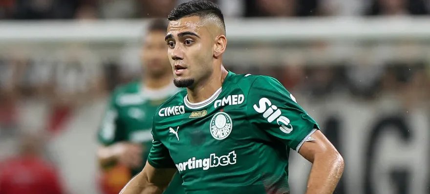Andreas Pereira comenta lance do pênalti de Depay e alfineta gramado da Neo Química Arena - Imagem do artigo original