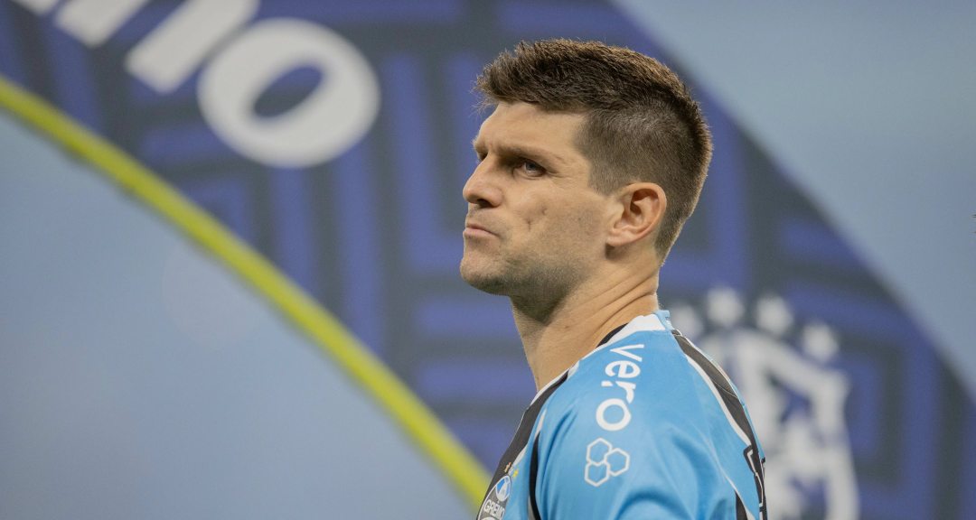 Fora dos planos imediatos de Luís Castro, Kannemann pressiona por mais espaço no Grêmio - Imagem do artigo original