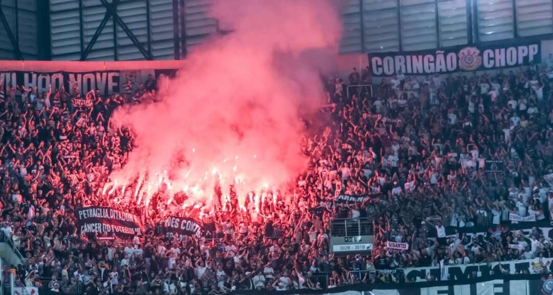 Torcida do Corinthians esgota ingressos para jogo contra o Athletico-PR mesmo com público restrito - Imagem do artigo original