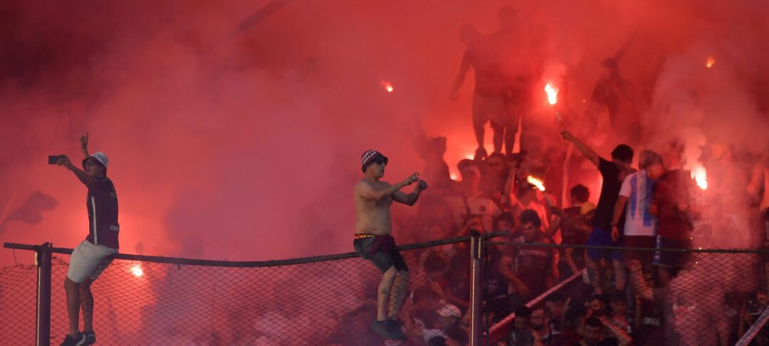Noite de calor e protestos marca ida da Recopa entre Lanús e Flamengo na Argentina - Imagem do artigo original