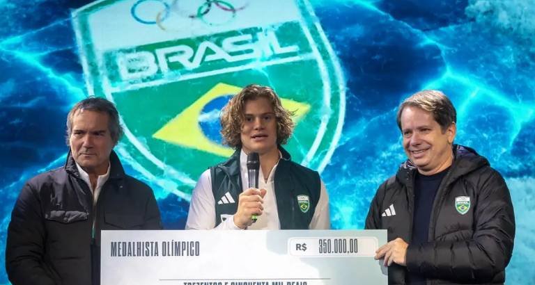 COB entrega cheque de R$ 350 mil a Lucas Pinheiro Braathen pelo ouro em Milão-Cortina - Imagem do artigo original