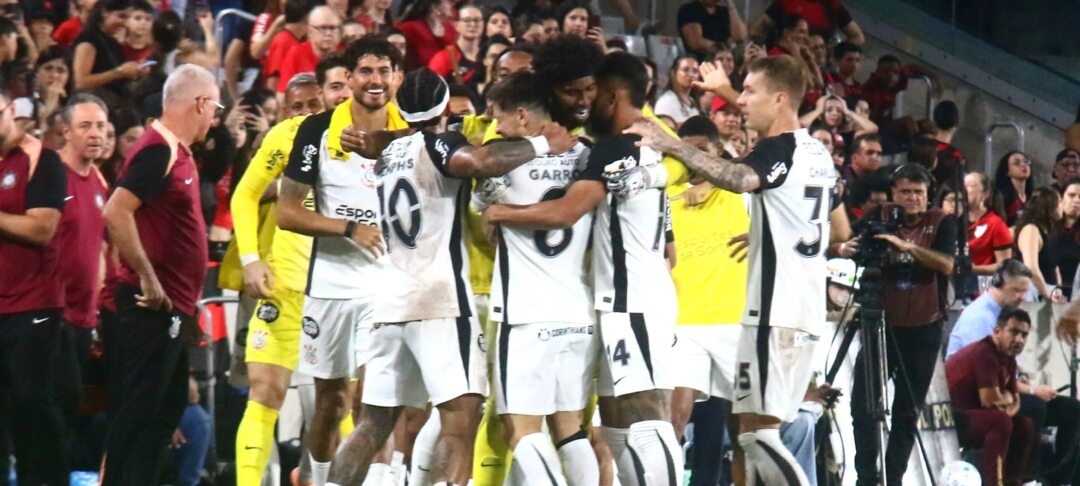 Garro critica gramado sintético após marcar gol da vitória do Corinthians sobre o Athletico-PR - Imagem do artigo original