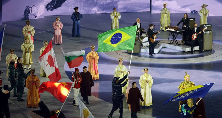 Chama olímpica se apaga em Milão-Cortina e simboliza a passagem dos Jogos para os Alpes franceses - Imagem do artigo original