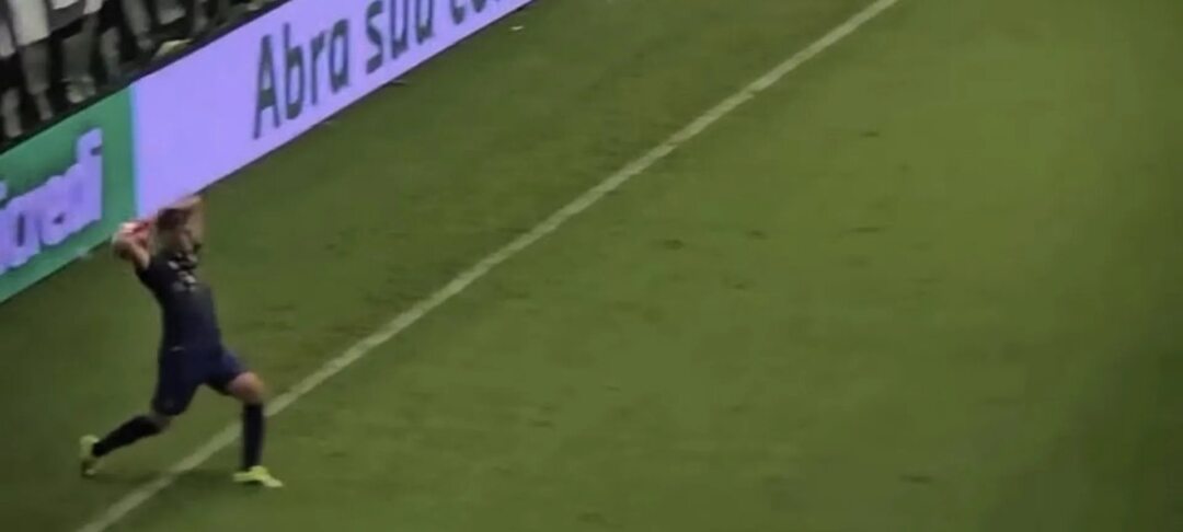 Especialista vê irregularidade em lateral que originou gol do Grêmio contra o Juventude - Imagem do artigo original