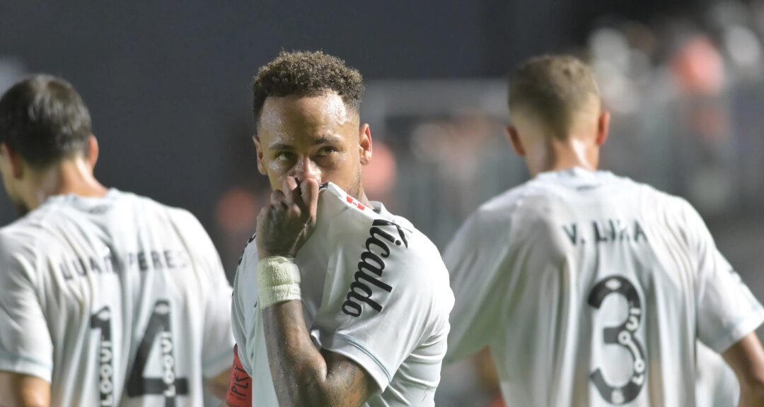 Neymar marca duas vezes, Santos derrota Vasco e sai da zona de rebaixamento - Imagem do artigo original