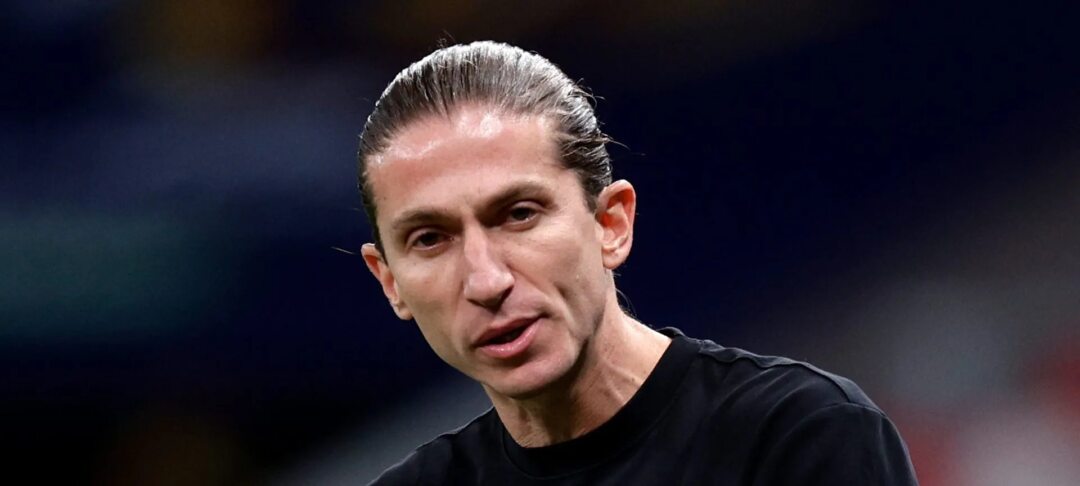 Torcedores cercam carro de Carrascal e cobram Filipe Luís no CT do Flamengo - Imagem do artigo original