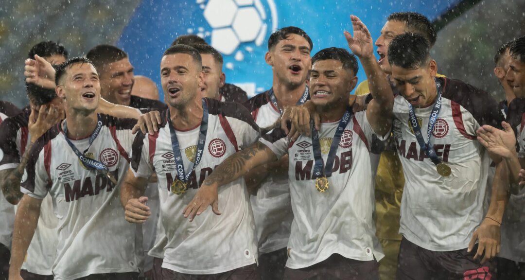 Boca Juniors goleia Lanús por 3 a 0 no primeiro jogo dos argentinos após vencerem a Recopa contra o Flamengo - Imagem do artigo original