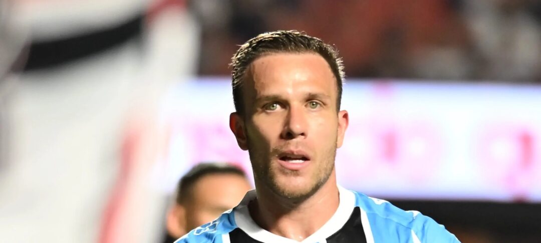 Grêmio encara investida do Como para manter Arthur; Juventus exige € 9 milhões - Imagem do artigo original