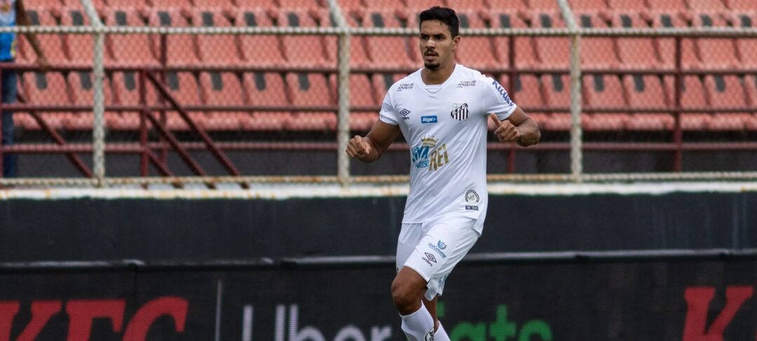 Lucas Veríssimo mobiliza retorno e pode chegar ao Brasil até 20 de março para reforçar o Santos - Imagem do artigo original