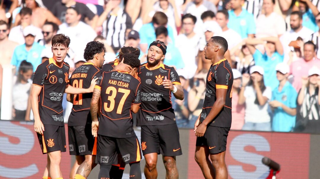 Memphis Depay marca e põe Corinthians em vantagem sobre o Santos na Vila Belmiro - Imagem do artigo original