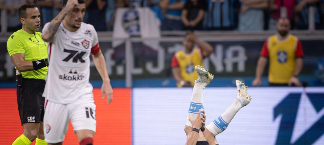 Luís Castro pede que elenco do Grêmio “honre” Marlon após lesão grave - Imagem do artigo original