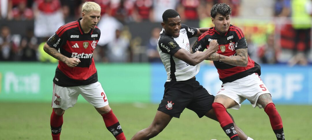 Lingard fica fora de Flamengo x Corinthians por falta de registro e divide torcida - Imagem do artigo original