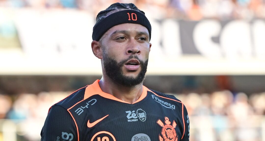 Depay é denunciado no STJD por uso de celular e pode pegar até seis jogos de suspensão - Imagem do artigo original