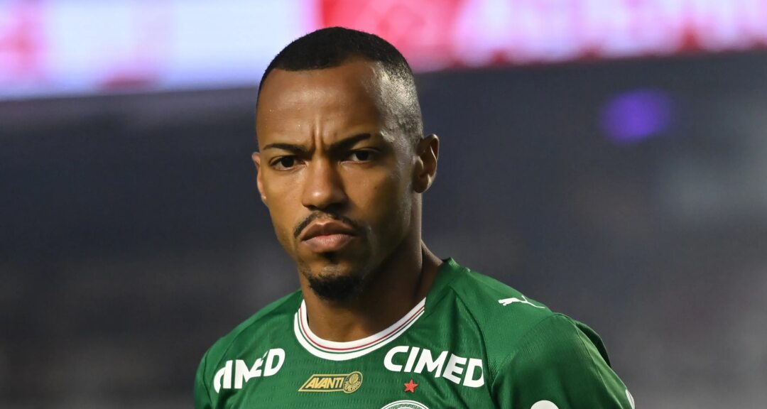 Botafogo substitui foto de Marlon Freitas por imagem de Marçal no estádio Nilton Santos - Imagem do artigo original