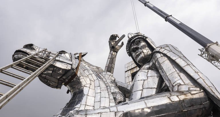 Estátua de São Jorge de 25 metros é montada na Neo Química Arena após 12 anos de impasse - Imagem do artigo original