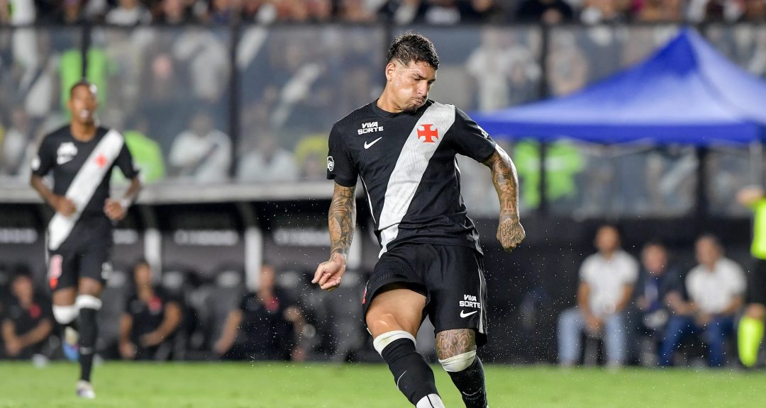 PC Oliveira vê erro de árbitro e VAR ao não expulsar Saldivia em Vasco x Botafogo - Imagem do artigo original