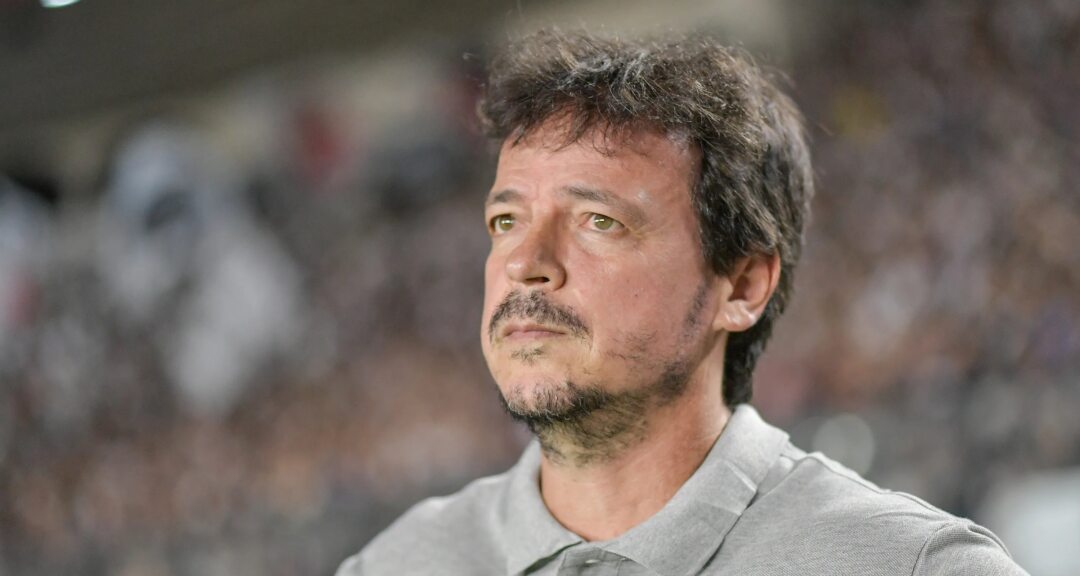 Corinthians acerta bases salariais com Fernando Diniz para assumir equipe até o fim do ano - Imagem do artigo original