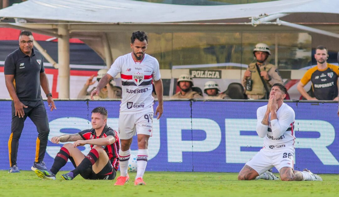 Expulsão de Lucas Ramon deixa São Paulo com um a menos, e Vitória vence por 2 a 0 no Barradão - Imagem do artigo original