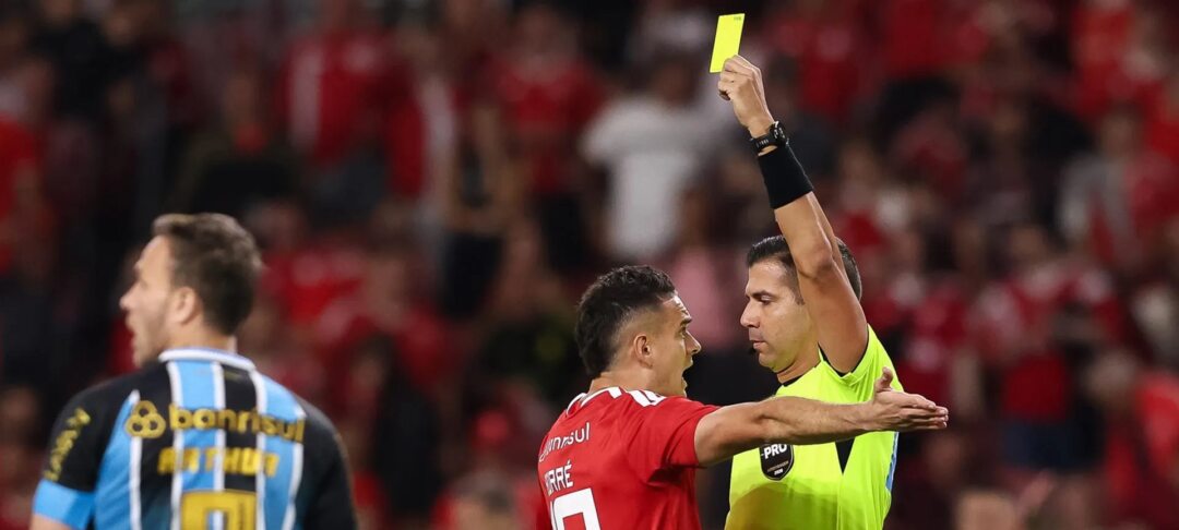 Grêmio questiona critérios da arbitragem após entrada de Villagra em Amuzu no Gre-Nal 452 - Imagem do artigo original