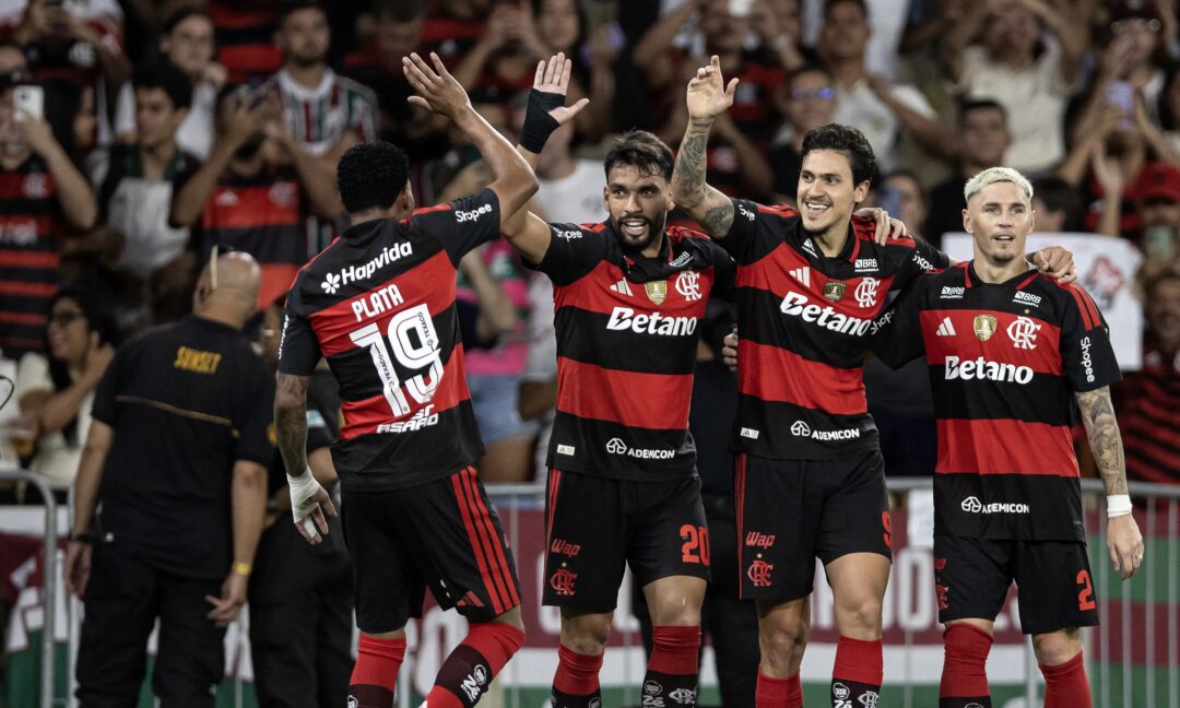 Torcida do Fluminense protesta contra diretoria após derrota na Sul-Americana e relembra adiamento do Fla-Flu - Imagem do artigo original