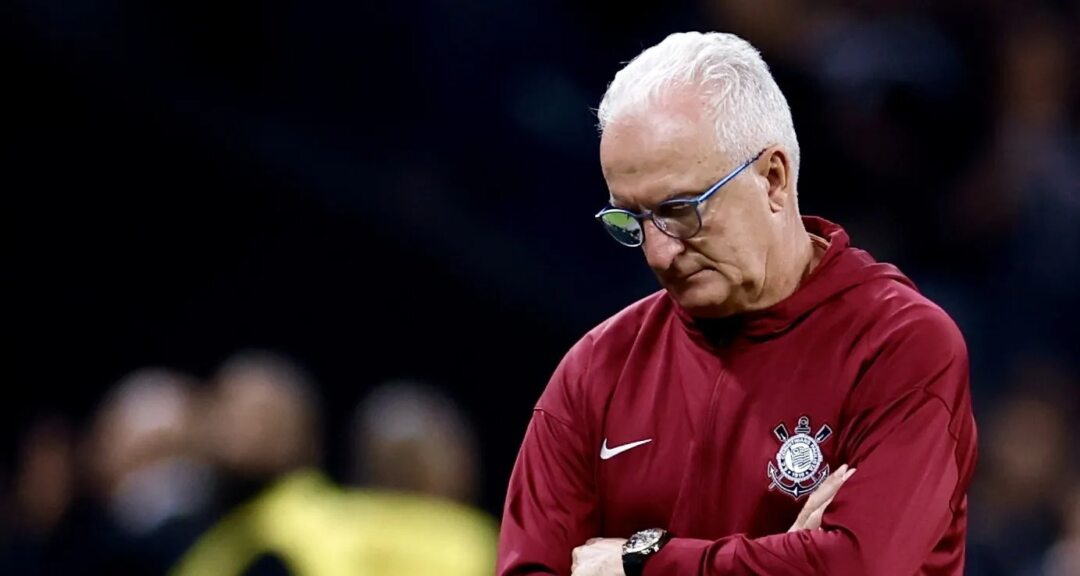 Torcida do São Paulo pressiona por Dorival Júnior e diretoria debate substituição de Roger Machado - Imagem do artigo original