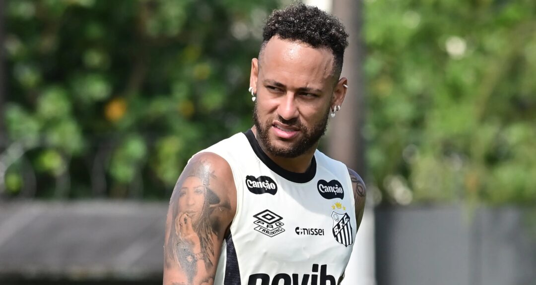Neymar brinca com meme e mostra fotos antigas para provar que sua “perna sempre foi torta” - Imagem do artigo original