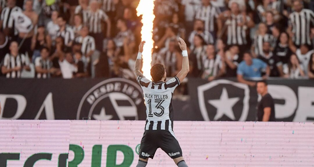 Gol de Alex Telles nos acréscimos garante triunfo do Botafogo sobre a Chapecoense na Copa do Brasil - Imagem do artigo original