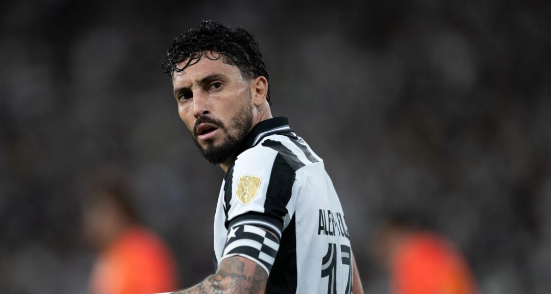 Alex Telles minimiza turbulência na SAF do Botafogo, exalta Franclim e mantém meta de retornar à Seleção - Imagem do artigo original