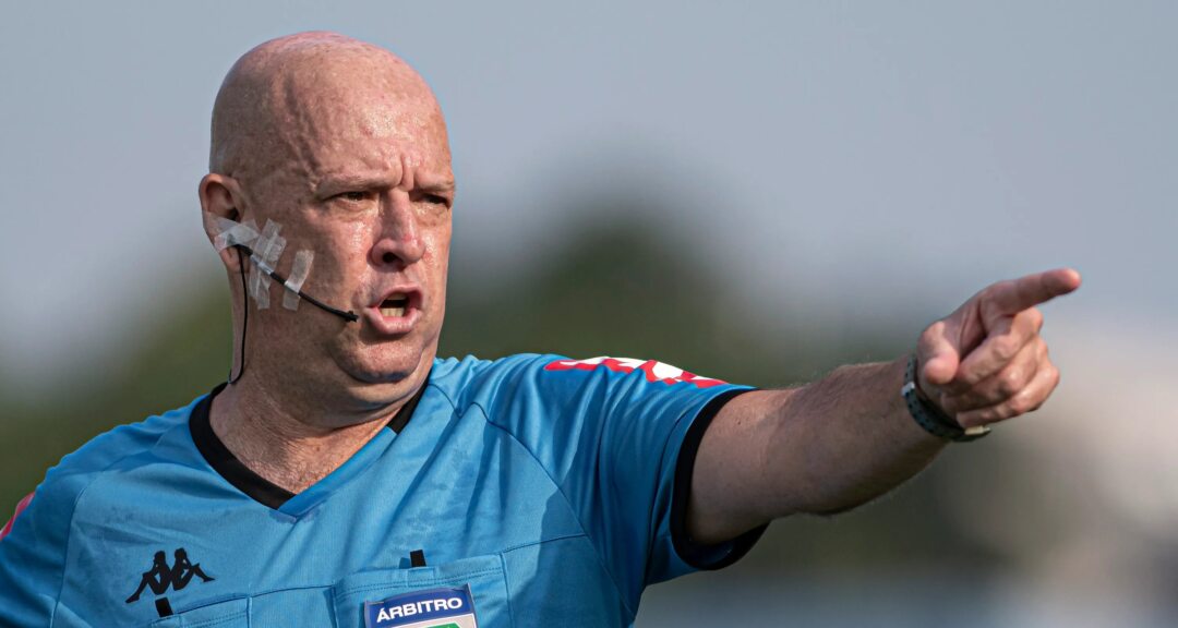 Árbitro do VAR se cala sobre pênalti pedido pelo Inter em empate com o Botafogo - Imagem do artigo original