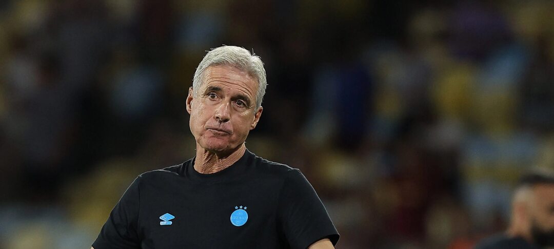 Chegada do Grêmio a Buenos Aires tem protesto e Tetê é principal alvo - Imagem do artigo original