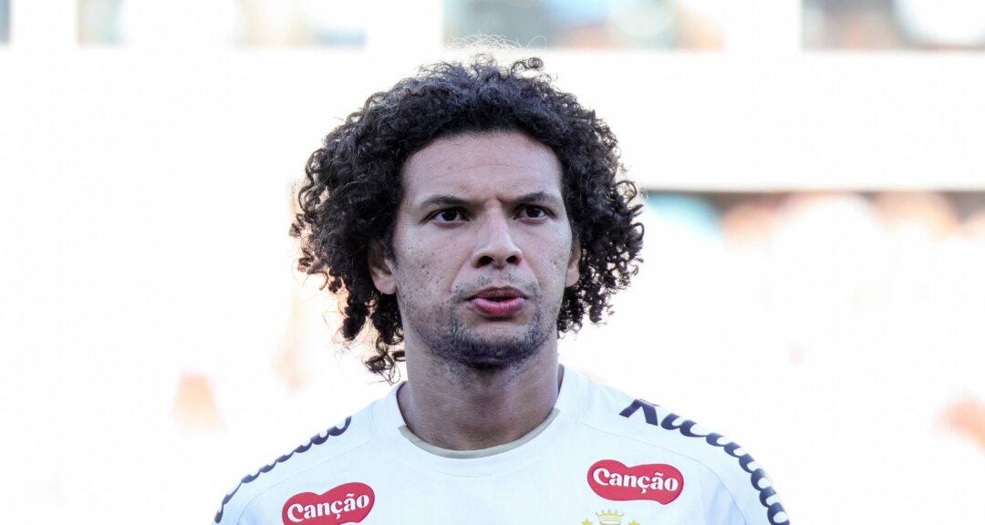 Willian Arão foi expulso por Cuca antes da discussão entre Neymar e Robinho Jr. no treino do Santos - Imagem do artigo original