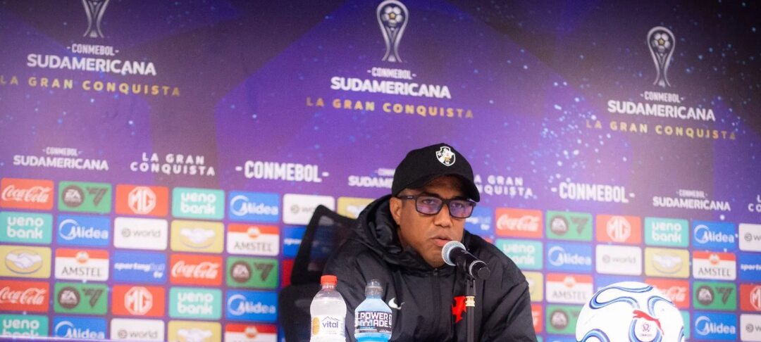 Auxiliar blinda Saldívia após gol contra em vitória do Vasco na Sul-Americana - Imagem do artigo original