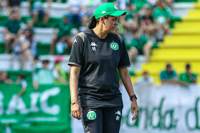Nívia de Lima quebra barreira na elite e expõe desafios para técnicas no futebol masculino - Imagem do artigo original